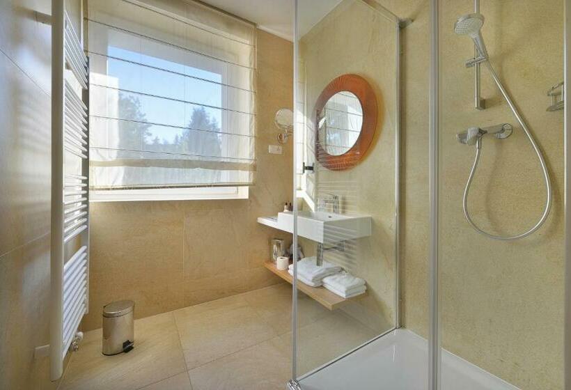 标准间, Pod Lipou Resort