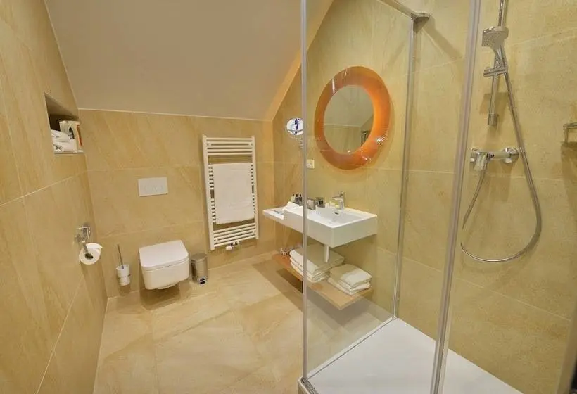 Perhehuone, Pod Lipou Resort