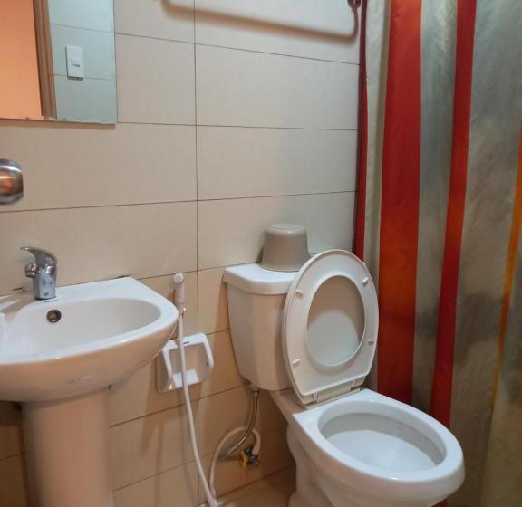 اتاق استاندارد چهار تخته, Stone House Hotel Pasay