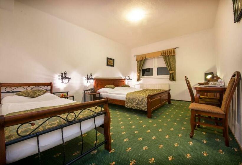 标准三人间, Svatojansky Kastiel