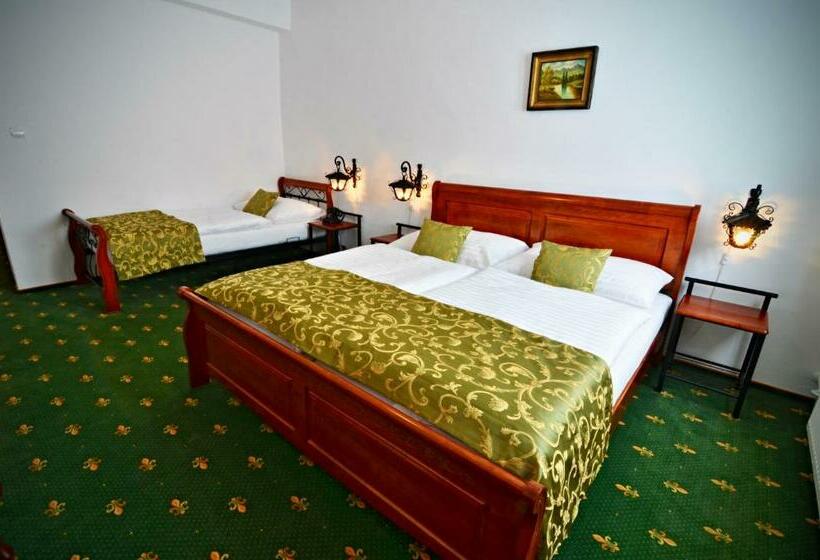 标准三人间, Svatojansky Kastiel