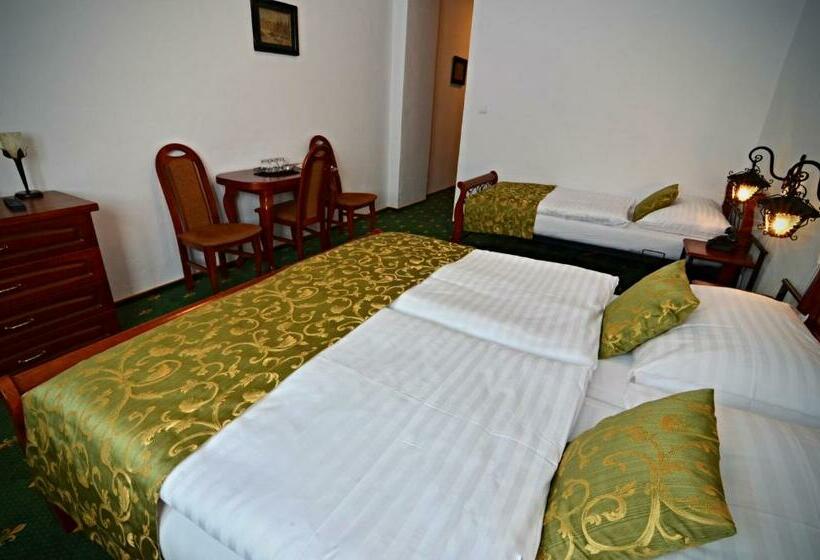 标准三人间, Svatojansky Kastiel