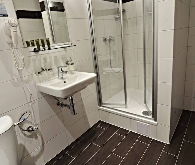 标准三人间, Svatojansky Kastiel