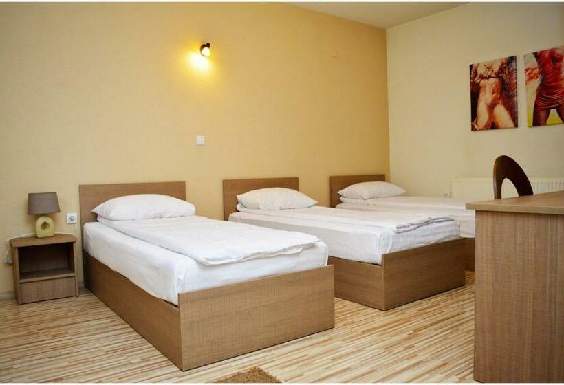 اتاق استاندارد سه نفره, Treff