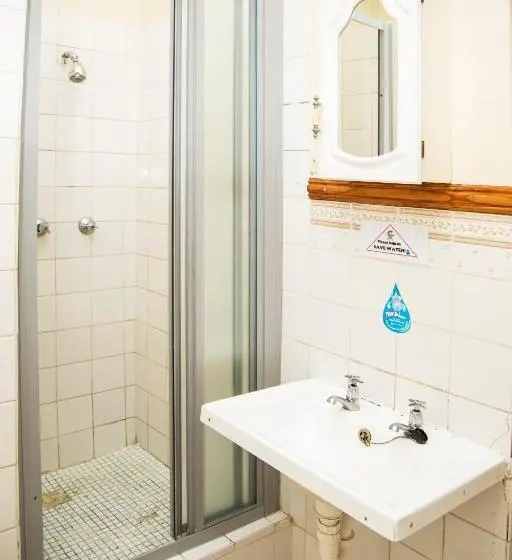 اتاق استاندارد چهارنفره با سرویس بهداشتی مشترک, Jikeleza Lodge