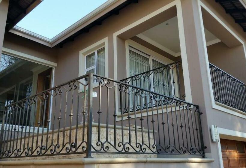 דירה בת חדר שינה 1 עם מרפסת, 6 On Acacia