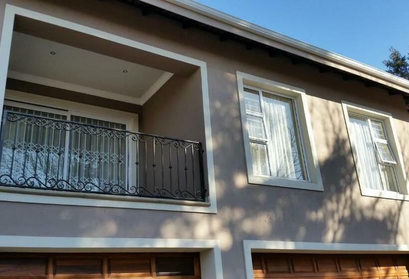 דירה בת חדר שינה 1 עם מרפסת, 6 On Acacia