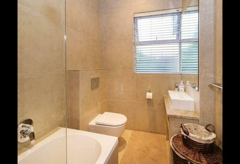 סוויטה, 6 On Acacia