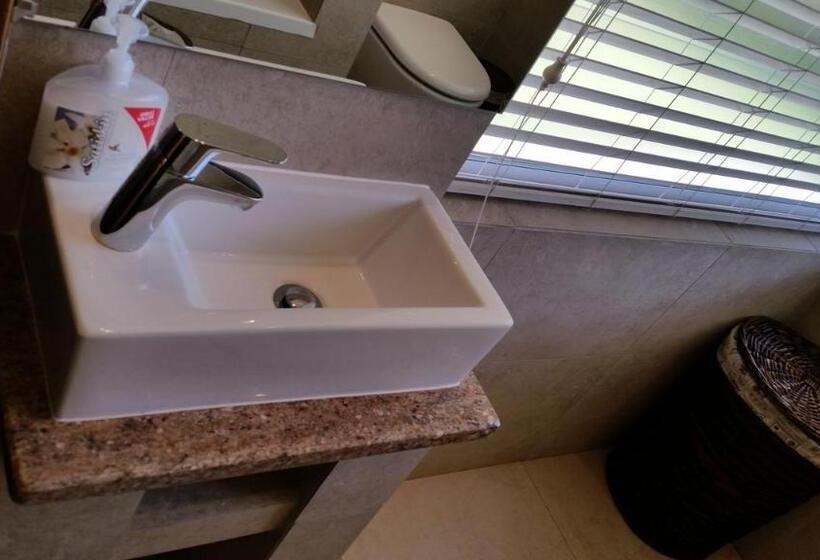 סוויטה, 6 On Acacia