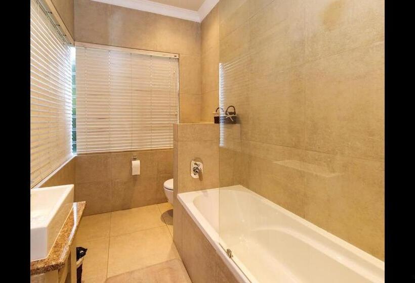 סוויטה, 6 On Acacia