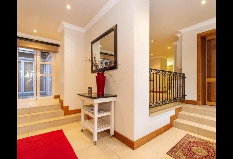 סוויטה נוף לגינה, 6 On Acacia