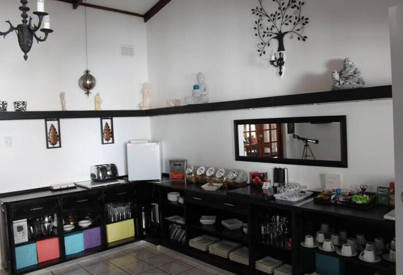 Люкс Вид на Бассейн, Fairway Guest Lodge