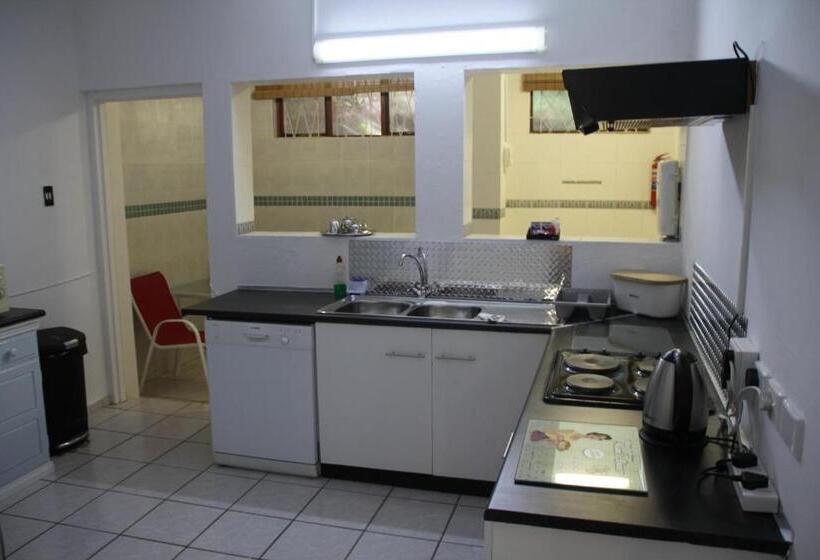 Люкс Вид на Бассейн, Fairway Guest Lodge