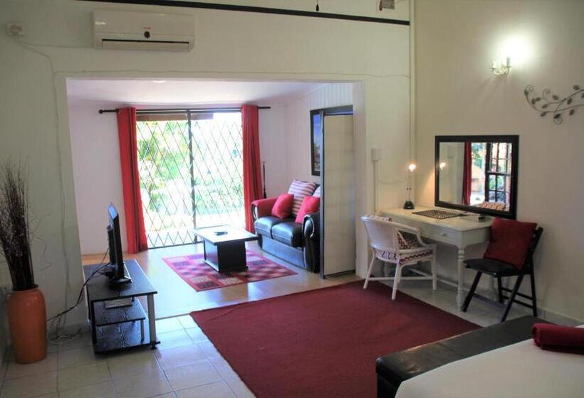 Люкс Вид на Бассейн, Fairway Guest Lodge