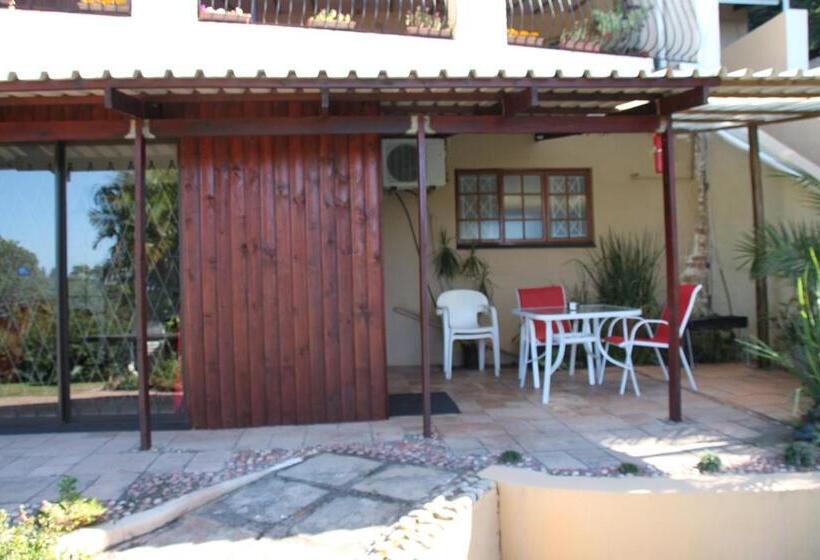 Люкс Вид на Бассейн, Fairway Guest Lodge