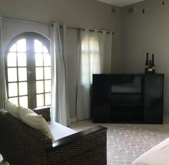 オーシャンビューデラックスルームバルコニー付き, Fairway Guest Lodge