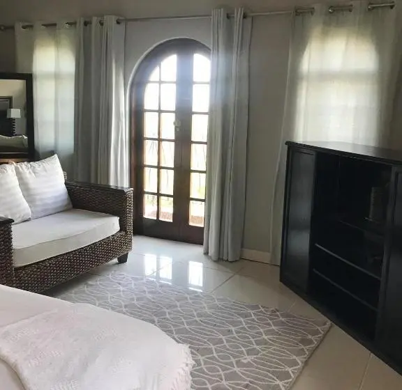 オーシャンビューデラックスルームバルコニー付き, Fairway Guest Lodge