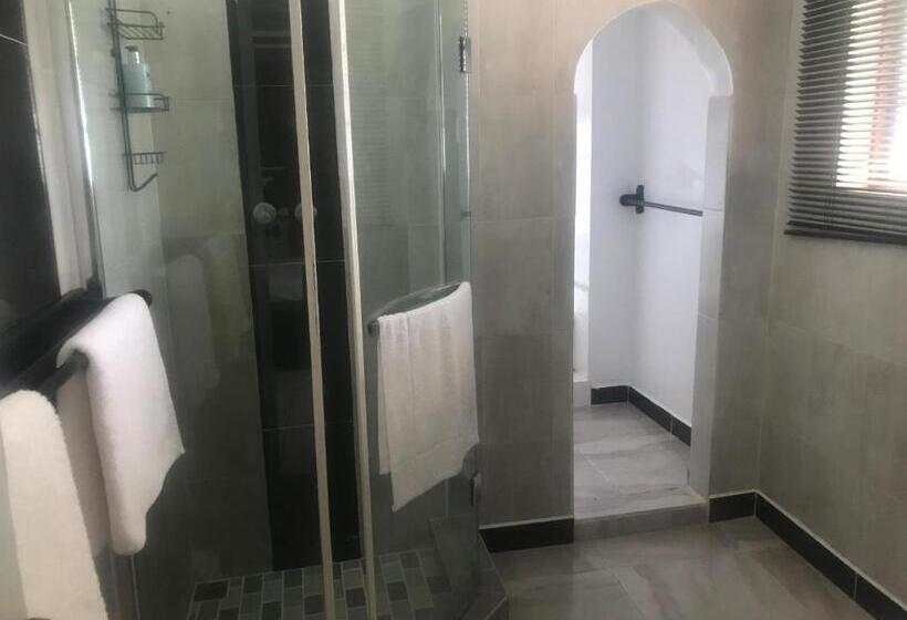 Люкс Вид на Бассейн, Fairway Guest Lodge