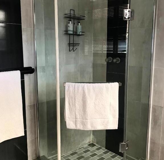Люкс Вид на Бассейн, Fairway Guest Lodge
