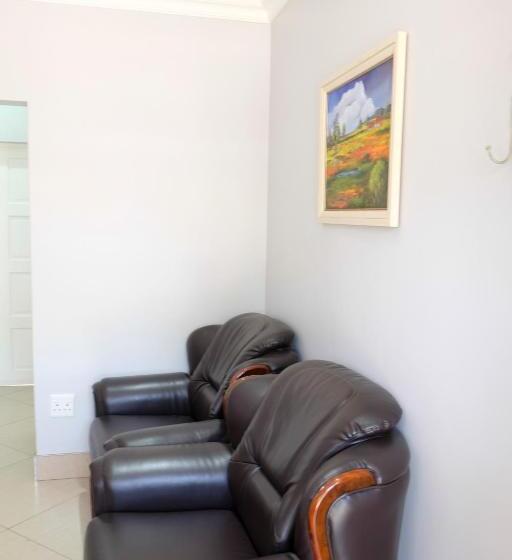 חדר משפחתי, Firwood Lodge