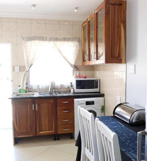 חדר משפחתי, Firwood Lodge