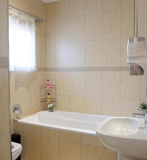 חדר משפחתי, Firwood Lodge