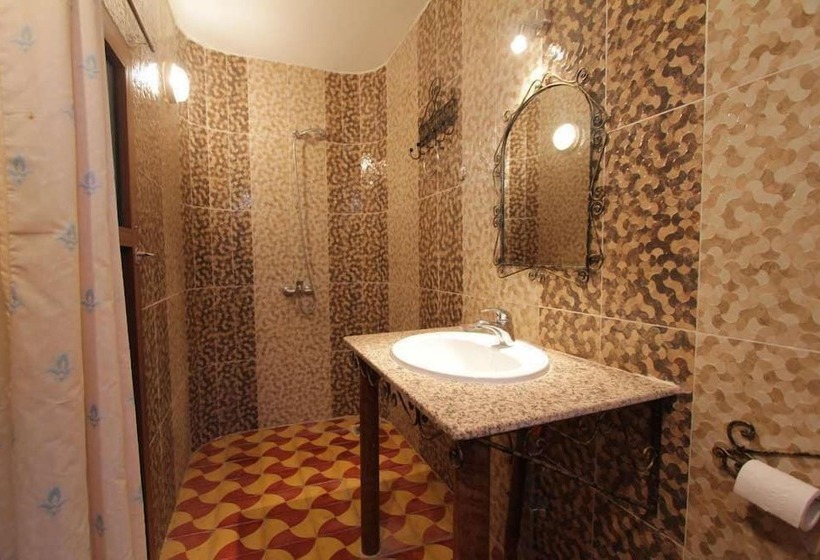 غرفة قياسية رباعية, Kasbah Taborihte