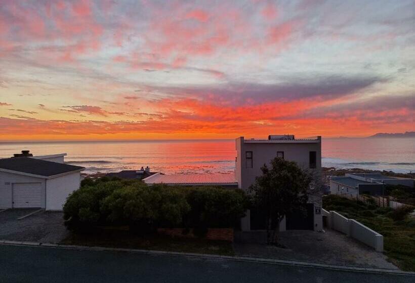 غرفة قياسية مطلّة علي البحر مزوَّدة بشُرفة, The Bay Lodge