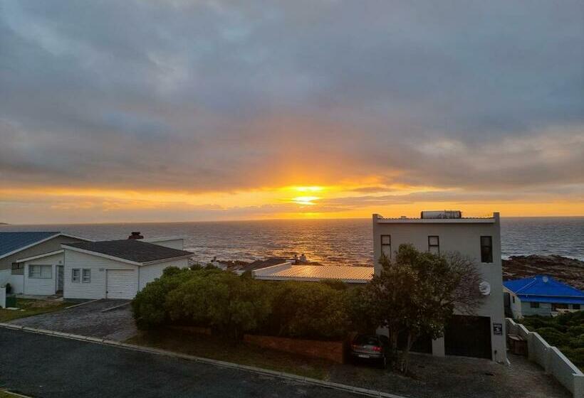 غرفة قياسية مطلّة علي البحر مزوَّدة بشُرفة, The Bay Lodge