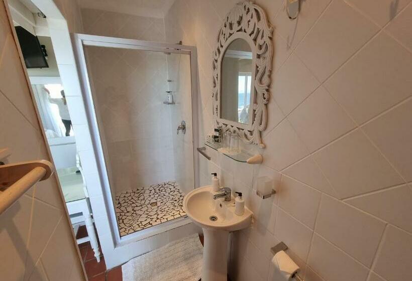 غرفة قياسية مطلّة علي البحر مزوَّدة بشُرفة, The Bay Lodge