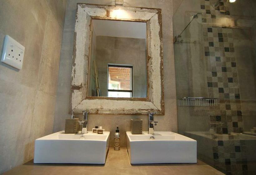 غرفة قياسية مطلّة علي حمام السباحة, Villa Helderberg