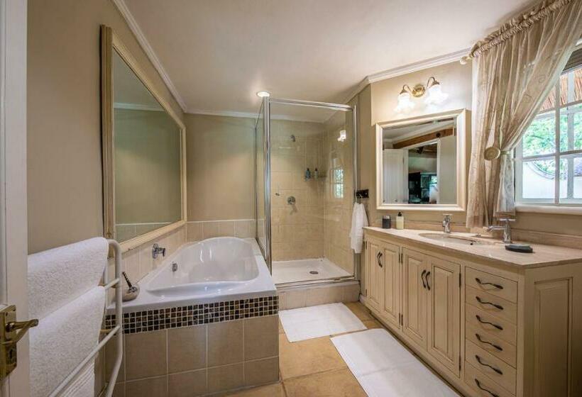 Люкс Вид на Бассейн, Waterford Manor