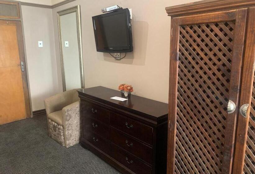 エコノミールーム, Halfway House