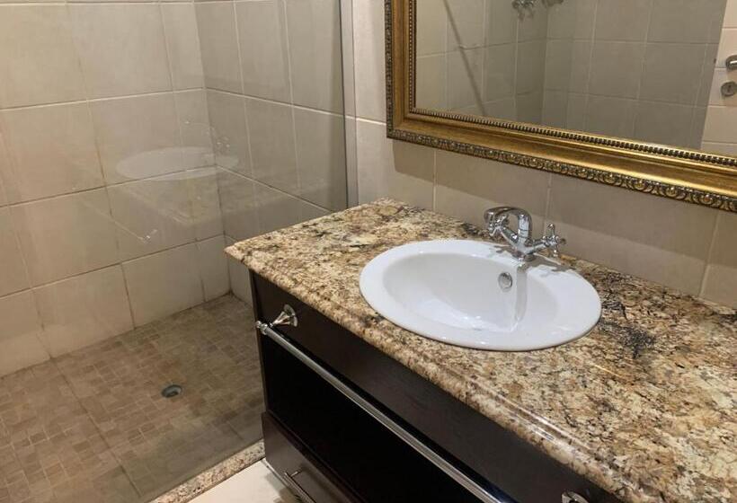 デラックストリプルルーム, Halfway House