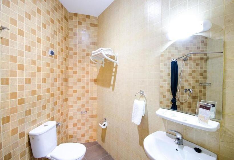 חדר סטנדרט לשלושה, Inou