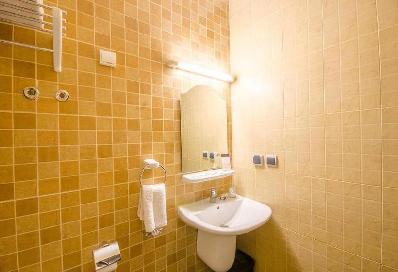 חדר סטנדרט לשלושה, Inou