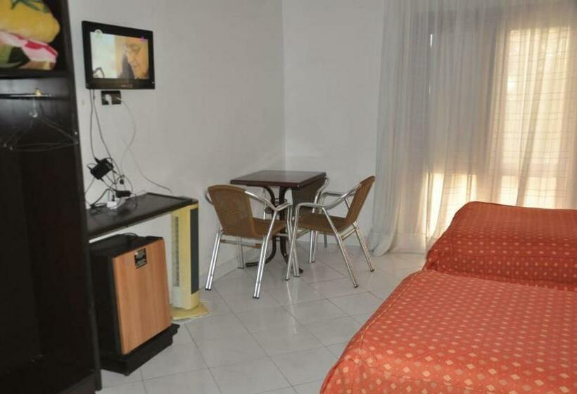 标准三人间, Hôtel Marina