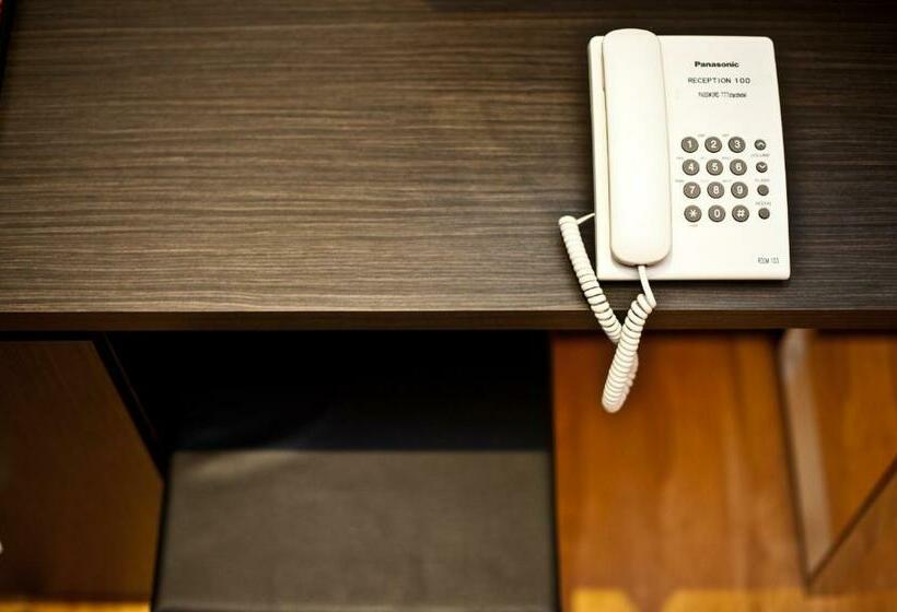 חדר דלוקס, Starz