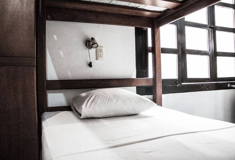 تختخواب در اتاق مشترک, Hostel Viatger Inn