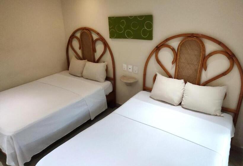 חדר משפחתי, Ashly