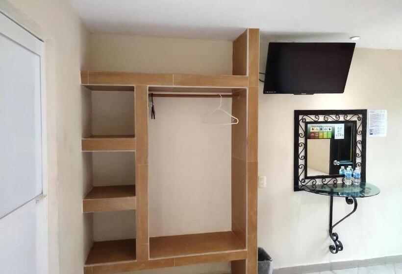 חדר משפחתי, Ashly