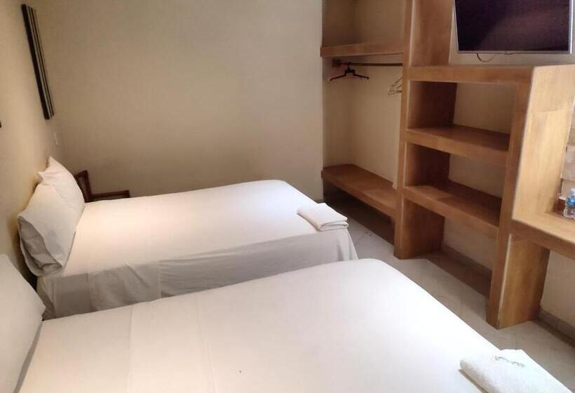 חדר משפחתי, Ashly