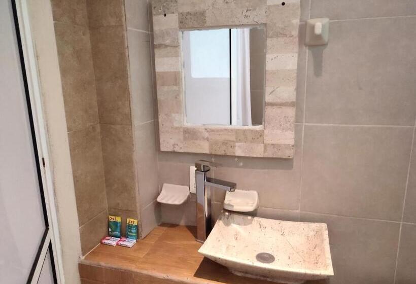 חדר משפחתי, Ashly