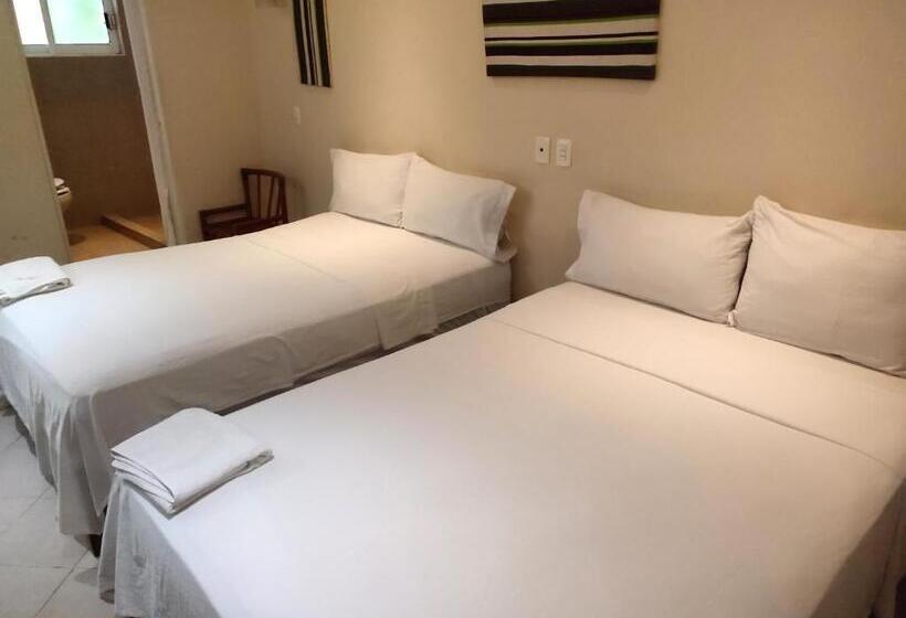 חדר משפחתי, Ashly