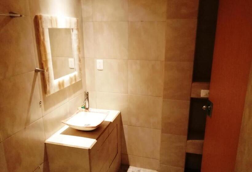 חדר סטנדרט לשלושה, Ashly