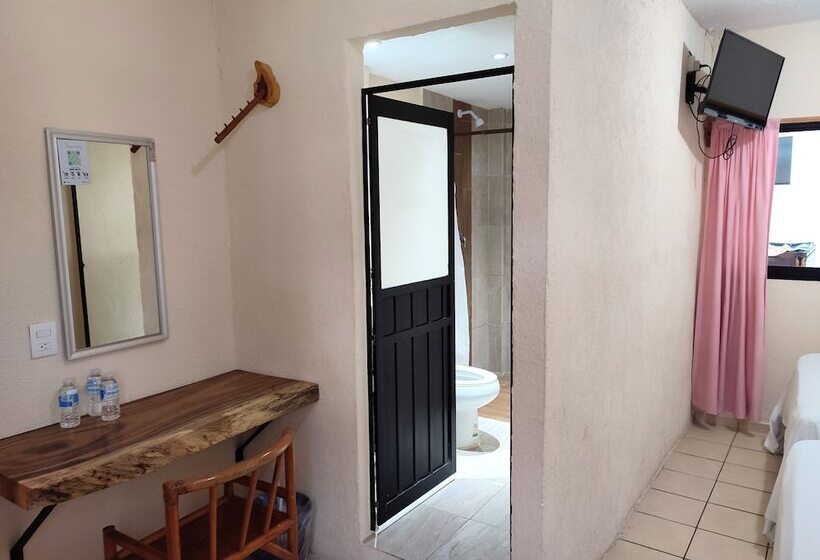 חדר סטנדרט לשלושה, Ashly