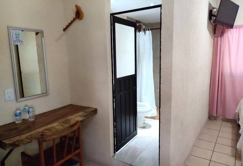 חדר סטנדרט לשלושה, Ashly