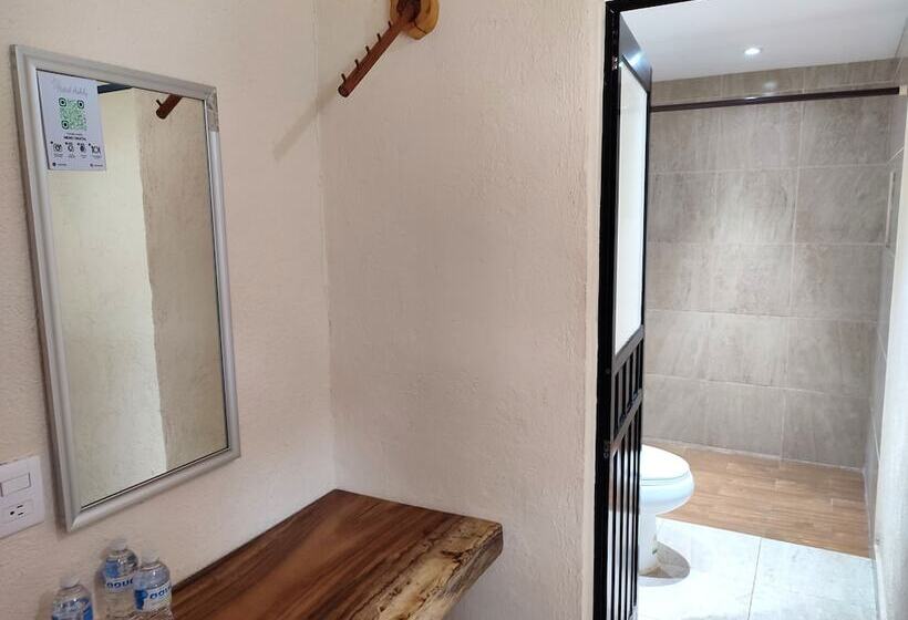 חדר סטנדרט לשלושה, Ashly