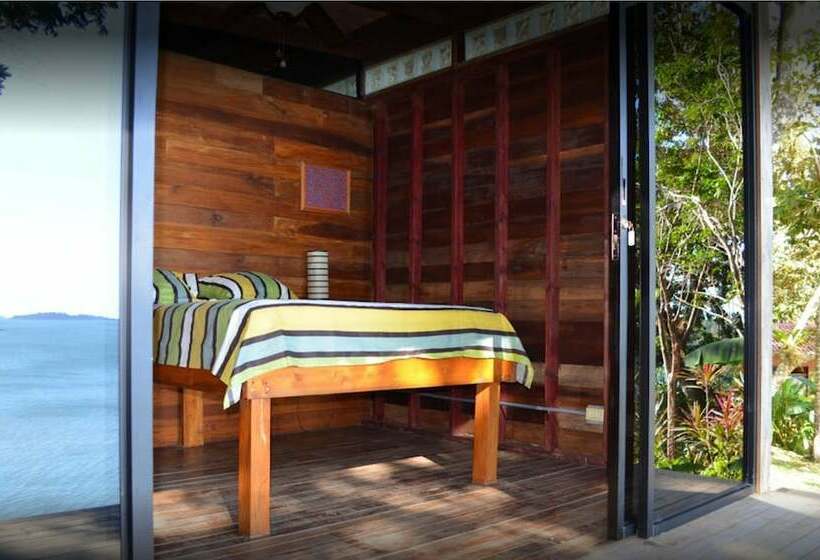 スタンダードバンガロー, Howlers Bay