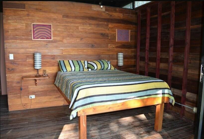 スタンダードバンガロー, Howlers Bay